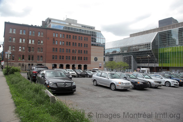 Derri�re le Palais des congr�s