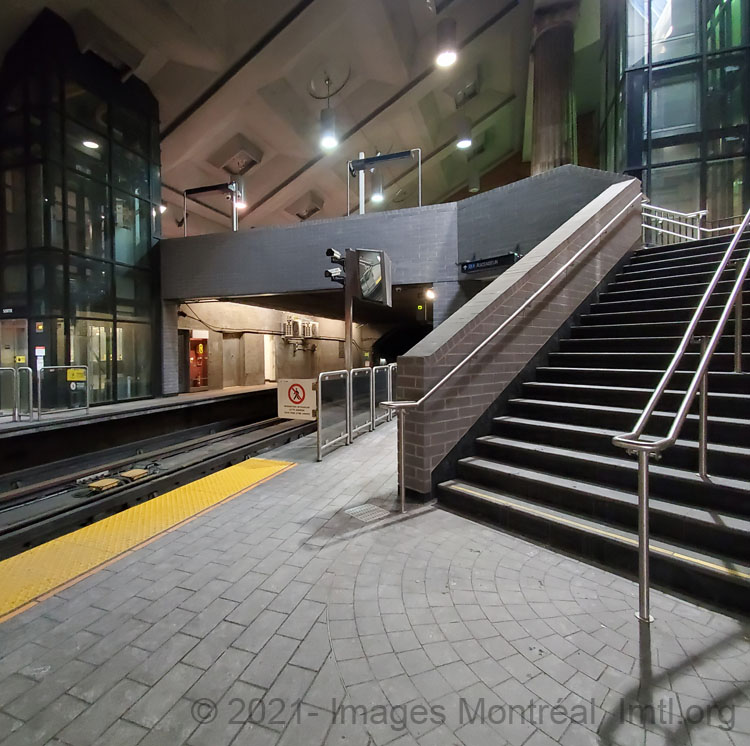 /Du Collège Metro Station