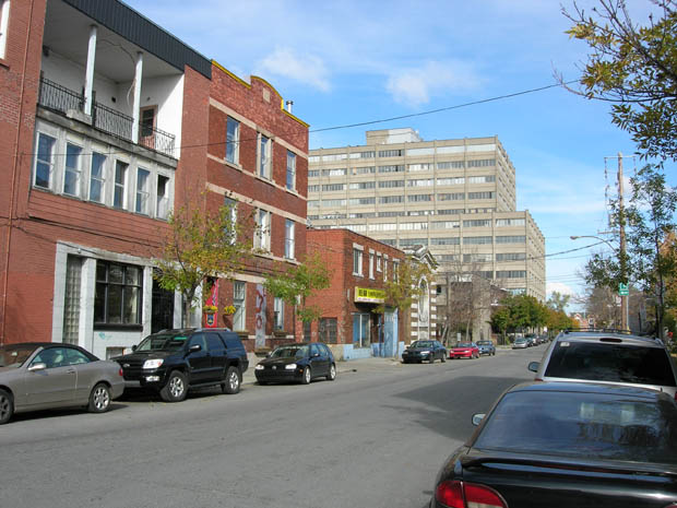 Rue Maguire au coin de Saint-Laurent