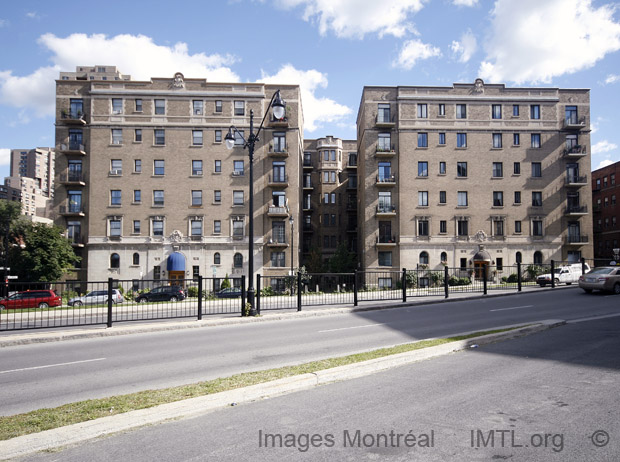 /Pine Court Appartements