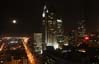 Le centre-ville sous la pleine lune
